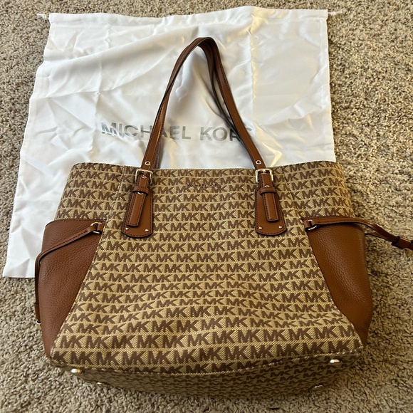 Micheal Kors Voyager Bag - Picture 1 of 4